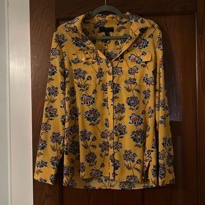 Barely worn Banana Republic blouse. Stunning colors. Size medium.